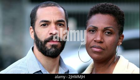 Interracial paar Blick auf Kamera. Afrikanische Frau, gemischter Ehemann Stockfoto