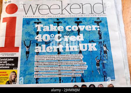 Titelseite der Wochenend-Zeitung „Take Cover: 40 oC Red alert in UK“ am 17. Juli 2022 London England Großbritannien Stockfoto