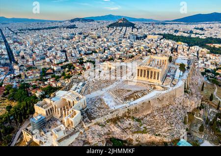 Die Akropolis von Athen (Griechenland) mit ihren wichtigsten Monumenten (Parthenon, Erechtheion, Propylaea) und ein großer Teil der Stadt im Hintergrund. Stockfoto