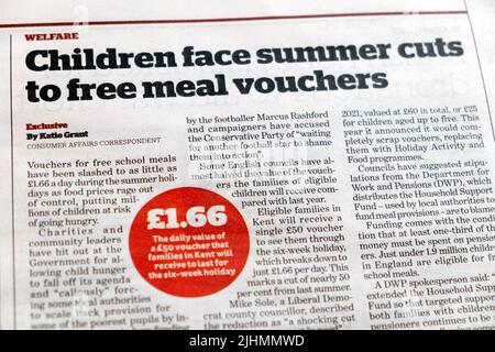 „Kinder sehen sich Sommerkürzungen bei kostenlosen Essensgutscheinen ausgesetzt“, titelt die Zeitung kids Food Hunger Welfare article Clipping 17. July 2022 London England Großbritannien Stockfoto