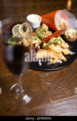 Köstliche Vorspeise im Teig mit Rotwein und Kartoffeln mit Käse Stockfoto