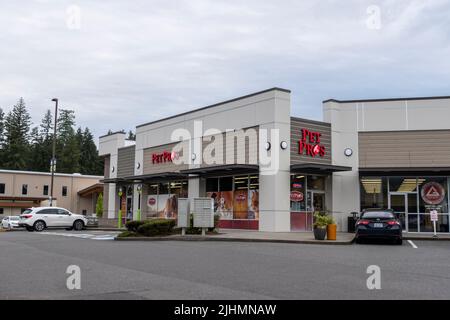 Mill Creek, WA USA - ca. Juni 2022: Außenansicht eines Pet Pros Stores an einem bewölkten Tag. Stockfoto