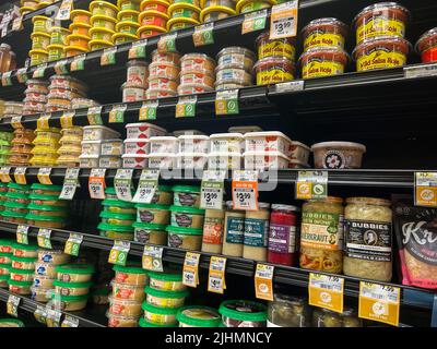 Mill Creek, WA USA - ca. Juni 2022: Abgewinkelte Ansicht verschiedener Einbrüche zum Verkauf in einem Sprossen-Markt. Stockfoto