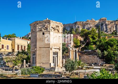 Der Turm der Winde (bekannt als 'Aerides' - wörtlich 'Winde') in der römischen Agora, mit Akropolis im Hintergrund. Athen, Griechenland. Stockfoto