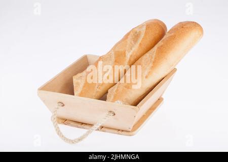 Köstliches französisches Brot; Foto auf weißem Hintergrund. Stockfoto