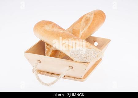 Köstliches französisches Brot; Foto auf weißem Hintergrund. Stockfoto