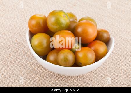 Schüssel mit Kirschtomaten - Solanum pimpinellifolium. Stockfoto