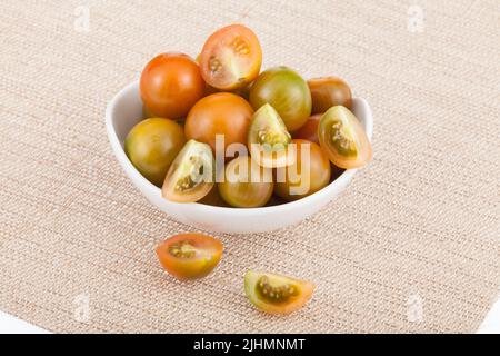 Schüssel mit Kirschtomaten - Solanum pimpinellifolium. Stockfoto