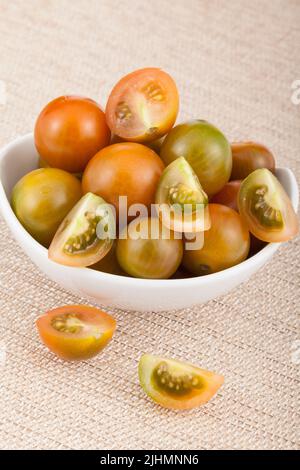 Schüssel mit Kirschtomaten - Solanum pimpinellifolium. Stockfoto