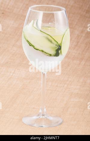 Tonic Gin Cocktails in einem Weinglas. Stockfoto
