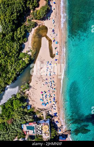 Luftaufnahme (Drohne) des Strandes von Rakopotamos (Gemeinde Agia), einem der schönsten Strände an der Küste von Larissa, Thessalien, Griechenland Stockfoto