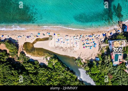 Luftaufnahme (Drohne) des Strandes von Rakopotamos (Gemeinde Agia), einem der schönsten Strände an der Küste von Larissa, Thessalien, Griechenland Stockfoto