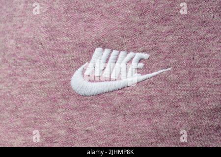 Tjumen, Russland, 4. Juni 2022: Nahaufnahme des Nike Logos. Nike ist einer der weltweit größten Anbieter von Sportschuhen und Bekleidung Stockfoto