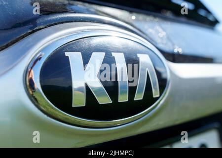 Tjumen, Russland, 17. Juni 2022: Kia-Logo close up Motor Corporation mit Hauptsitz in Seoul, ist südkoreanischer Automobilhersteller Stockfoto