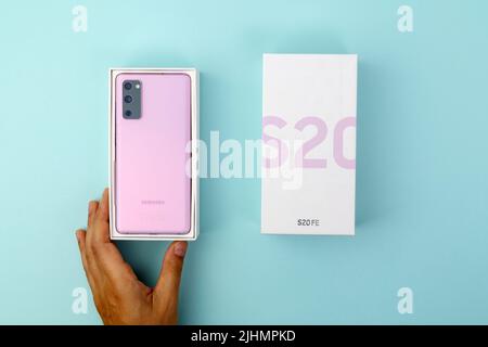 Tjumen, Russland-18. Juli 2022: Neues Samsung S20 fe Smartphone in einer Box. Draufsicht, blauer Hintergrund Stockfoto