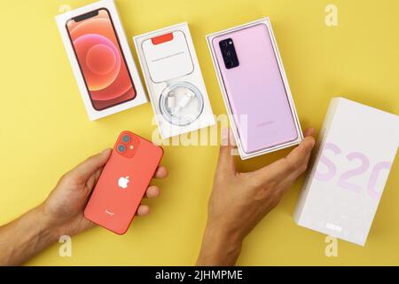 Tjumen, Russland-18. Juli 2022: Samsung S20 FE, Fan Edition und Apple iPhone 12 Mini Produkt rot. Flach liegend. Auswahl eines neuen Smartphones Stockfoto