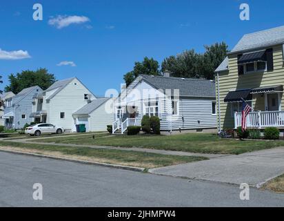 Amerikanische Wohnstraße in einem Vorort mit bescheidenen Klapptafel-Häusern Stockfoto