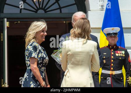 Der US-Präsident Joe Biden und die First Lady Dr. Jill Biden begrüßen am Dienstag, den 19. Juli 2022, Olena Zelenska, die erste Dame der Ukraine, auf dem South Lawn des Weißen Hauses in Washington, DC. Kredit: Bonnie Cash/Pool über CNP/MediaPunch Stockfoto