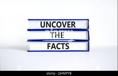 Entdecken Sie das Facts-Symbol. Concept Words enthüllen die Fakten auf Büchern auf einem schönen weißen Hintergrund. Und das Facts-Konzept aufdecken Stockfoto