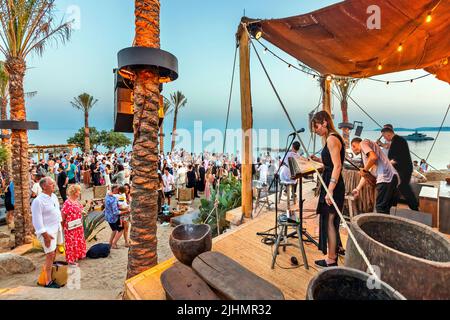 Valeron & Band live im Skorpios Club, Mykonos Island, Kykladen, Griechenland. Stockfoto