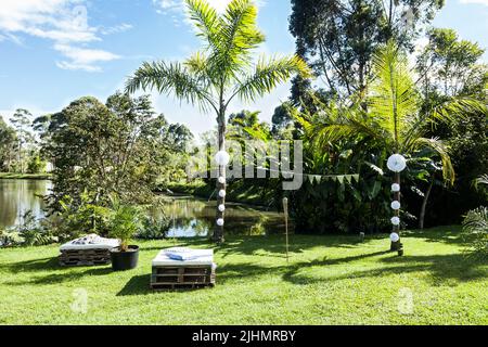 Lounge-Bereich für Gäste im Freien, improvisierte Sofas. Stockfoto