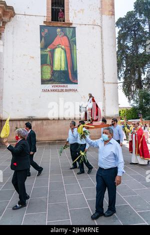 Mexikanische Christen, tragen eine Statue von Jesus Christus, während einer Palmsonntagsprozession im Basílica de Nuestra Señora de la Salud, oder Basilika unserer Lieben Frau von Gesundheit, zur Feier des traditionellen Sonntagsgottesdienstes zum Beginn der heiligen Woche, 10. April 2022 in Patzcuaro, Michoacan, Mexiko. Stockfoto