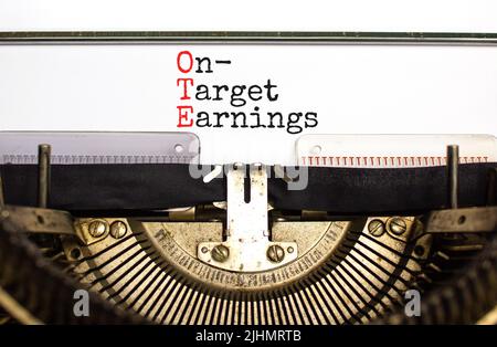 OTE-Symbol für die angestrebten Gewinne. Konzept Wörter OTE auf Zielergebnis eingegeben auf alte Retro-Schreibmaschine auf einem schönen weißen Hintergrund. Business und OTE ein Stockfoto