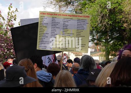 Burbank, CA, USA - 24. März 2018: Ein selbstgebautes Schild listet „Einige Dinge, die mehr reguliert sind als Waffen“ bei einer „Marsch für unser Leben“-Waffenkontrollkundgebung auf. Stockfoto