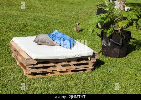Lounge-Bereich für Gäste im Freien, improvisierte Sofas. Stockfoto