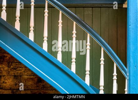 Blaue Holztreppe mit weißen Spindeln, Bergen Norwegen Stockfoto