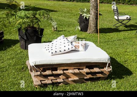 Lounge-Bereich für Gäste im Freien, improvisierte Sofas. Stockfoto