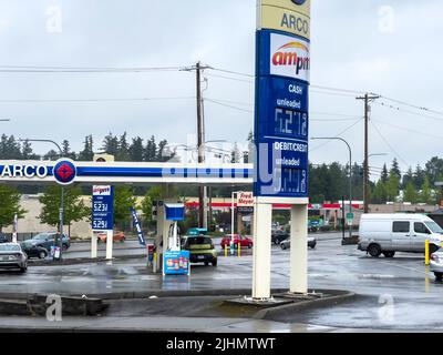 Everett, WA USA - ca. Juli 2022: Weitwinkelansicht einer Tankstelle während einer Preisinflation im Sommer. Stockfoto