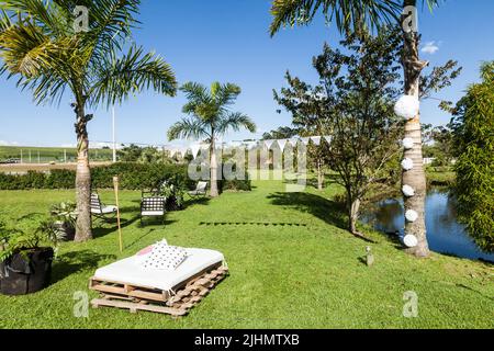 Lounge-Bereich für Gäste im Freien, improvisierte Sofas. Stockfoto