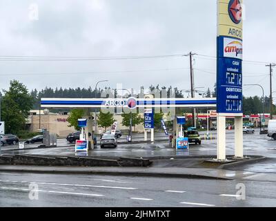 Everett, WA USA - ca. Juli 2022: Weitwinkelansicht einer Tankstelle während einer Preisinflation im Sommer. Stockfoto