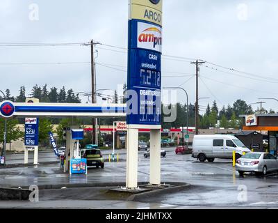 Everett, WA USA - ca. Juli 2022: Weitwinkelansicht einer Tankstelle während einer Preisinflation im Sommer. Stockfoto