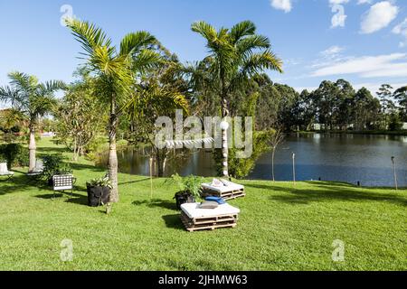 Lounge-Bereich für Gäste im Freien, improvisierte Sofas. Stockfoto