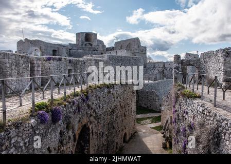 Normannische schwäbische aragonische Burg in Monte Sant Angelo, Gargano Halbinsel in Süditalien Stockfoto