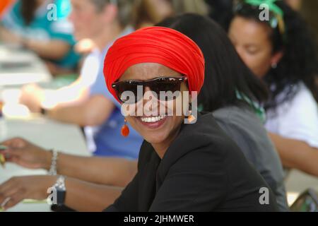 Washington, DC, 19. Juli 2022, US-Rep. Ilhan Omar (D-Minn.) lächelt während eines Abtreibungs-Protests in der Nähe des US-Kapitols. Quelle: Philip Yabut/Alamy Live News Stockfoto