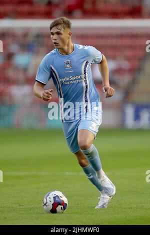 Callum Doyle von Coventry City während des Vorsaison-Freundschaftsspiel im Poundland Bescot Stadium, Walsall. Bilddatum: Dienstag, 19. Juli 2022. Stockfoto