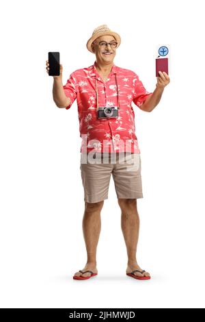 In voller Länge Porträt eines reifen männlichen Touristen mit einem Pass und einem Smartphone isoliert auf weißem Hintergrund Stockfoto