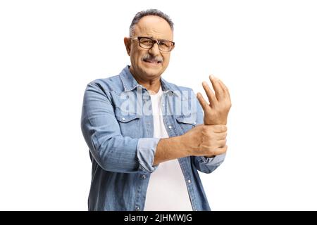 Reifer Mann, der an Arthritis leidet und seinen schmerzhaften Knöchel auf weißem Hintergrund isoliert hält Stockfoto