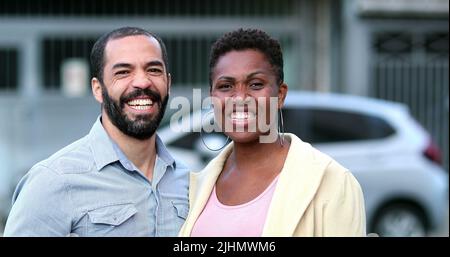 Verheiratet interracial Paar lachen und lächeln. Afrikanische Frau und hispanischer Mann mit gemischter Rasse. Die Menschen im echten Leben lachen und lächeln Stockfoto
