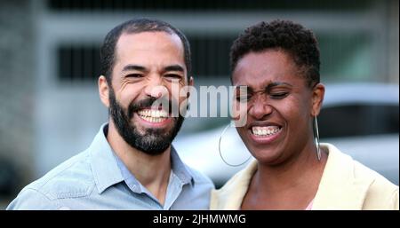 Verheiratet interracial Paar lachen und lächeln. Afrikanische Frau und hispanischer Mann mit gemischter Rasse. Die Menschen im echten Leben lachen und lächeln Stockfoto