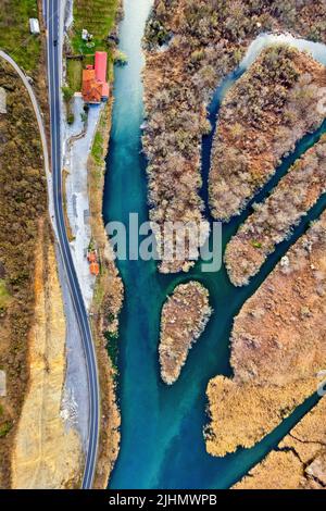 Im Feuchtgebiet des Sees Agra-Vrytta-Nissi, Pella, Mazedonien, Griechenland. Sie können auch die Edessa-Florina Straße sehen. Stockfoto