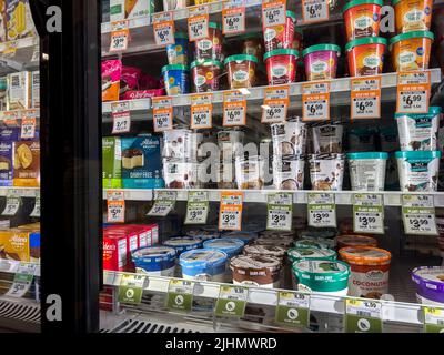 Seattle, WA USA - circa Juni 2022: Nahaufnahme von Eiscreme-Produkten zum Verkauf in einem Sprossen-Markt Stockfoto
