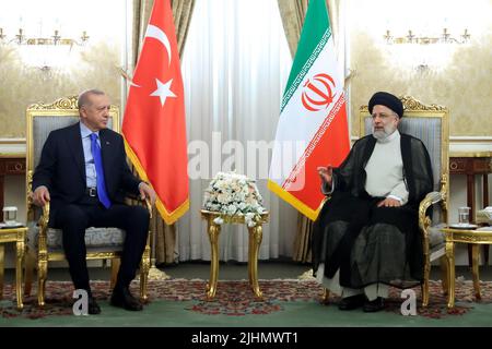 (220719) -- TEHERAN, 19. Juli 2022 (Xinhua) -- der iranische Präsident Ebrahim Raisi (R) trifft sich am 19. Juli 2022 in Teheran, Iran, mit dem türkischen Präsidenten Recep Tayyip Erdogan. Der iranische Präsident Ebrahim Raisi sagte am Dienstag, dass der Besuch des türkischen Präsidenten Recep Tayyip Erdogan im Iran „ein Wendepunkt“ in den bilateralen Beziehungen sei. (Website des iranischen Präsidenten/Handout über Xinhua) Stockfoto