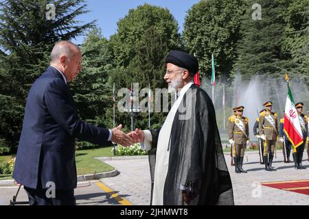 (220719) -- TEHERAN, 19. Juli 2022 (Xinhua) -- der iranische Präsident Ebrahim Raisi (R, Front) begrüßt den türkischen Präsidenten Recep Tayyip Erdogan am 19. Juli 2022 in Teheran, Iran. Der iranische Präsident Ebrahim Raisi sagte am Dienstag, dass der Besuch des türkischen Präsidenten Recep Tayyip Erdogan im Iran „ein Wendepunkt“ in den bilateralen Beziehungen sei. (Website des iranischen Präsidenten/Handout über Xinhua) Stockfoto