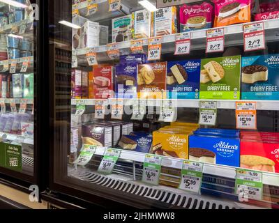 Seattle, WA USA - circa Juni 2022: Nahaufnahme von Eiscreme-Produkten zum Verkauf in einem Sprossen-Markt. Stockfoto