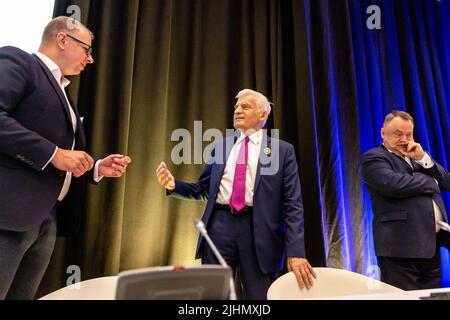 Krakau, Polen. 19.. Juli 2022. Jerzy Buzek, MdEP, ehemaliger Präsident des Europäischen Parlaments (Mitte), nimmt an der Konferenz über Hilfe und den Aufbau der Ukraine und ihre europäische Perspektive Teil, die vom Europäischen Wirtschafts- und Sozialausschuss am 19. Juli im Kongresszentrum in Krakau, Polen, organisiert wurde. 2022.Ziel der Konferenz war es, die Strategien und Bedürfnisse der Ukraine im Hinblick auf den Wiederaufbau, insbesondere im Rahmen ihres EU-Beitrittsantrags, zu erörtern. (Foto von Dominika Zarzycka/Sipa USA) Quelle: SIPA USA/Alamy Live News Stockfoto