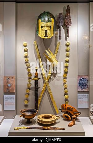 Die goldenen Grabmasken und Rüstungen der alten mazedonischen Krieger sind die beeindruckendsten Exponate im Museum von Pella, Mazedonien, Griechenland. Stockfoto